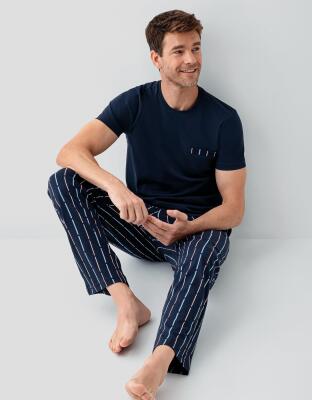 Erkek Lacivert %100 Pamuk Kısa Kollu Pijama Takımı – Çizgili Cepli Alt, Düz Renk Üst, Rahat Kesim  - 1