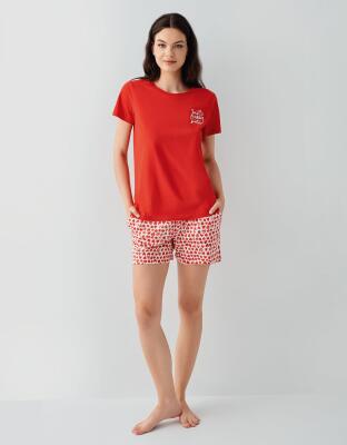 Kadın Kırmızı Şortlu Pijama Takımı – %100 Pamuk, Kalpli Desen, Kısa Kollu Yazlık Ev Giyimi - 1