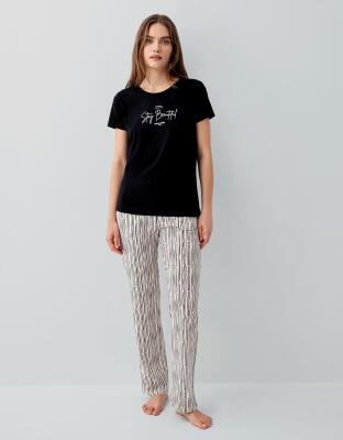 Kadın Modal Pamuklu Pijama Takımı – Kısa Kollu Tişört ve Çizgili Alt, Rahat Kesim, Cep Detaylı - 2