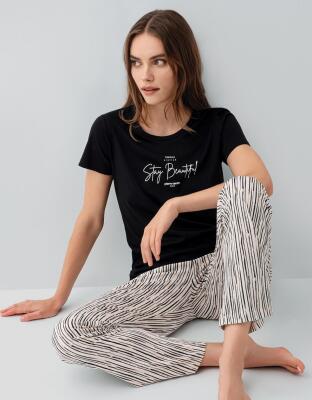Kadın Modal Pamuklu Pijama Takımı – Kısa Kollu Tişört ve Çizgili Alt, Rahat Kesim, Cep Detaylı - 1