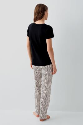 Kadın Modal Pamuklu Pijama Takımı – Kısa Kollu Tişört ve Çizgili Alt, Rahat Kesim, Cep Detaylı - 4