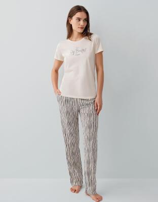 Kadın Modal Pamuklu Pijama Takımı – Kısa Kollu Tişört ve Çizgili Alt, Rahat Kesim, Cep Detaylı - 5