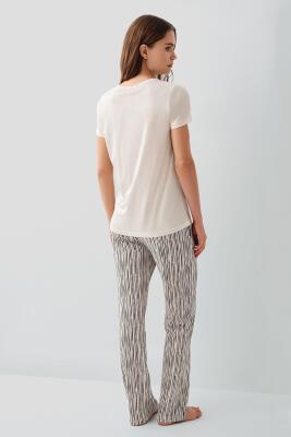 Kadın Modal Pamuklu Pijama Takımı – Kısa Kollu Tişört ve Çizgili Alt, Rahat Kesim, Cep Detaylı - 7