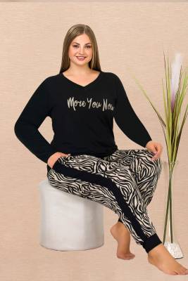 REN - Kadın Siyah Uzun Kollu V Yaka Büyük Beden Pijama Takım, Üst Yazı Baskılı , Alt dar paça cepli ve zebra Desenli, Viskon Kumaş