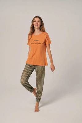 Poleren - Kadın Üst Kısakol Yazı Baskılı T-shirt ve Dar Paça Çizgili Pijama Takım (1)