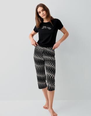 Kadın Baskılı Kapri Pijama Takımı – %50 Pamuk %50 Modal, Kısa Kollu Üst & Desenli Kapri Alt, Rahat Kalıp, Büyük Beden Seçenekli - 2
