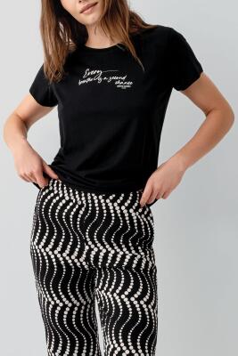 Kadın Baskılı Kapri Pijama Takımı – %50 Pamuk %50 Modal, Kısa Kollu Üst & Desenli Kapri Alt, Rahat Kalıp, Büyük Beden Seçenekli - 3