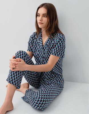 Pierre Cardin Kadın Düğmeli Kutulu Pijama Takımı – %50 Pamuk %50 Modal, Üst Kısa Kollu ve Düğmeli, Alt Desenli Uzun Paça Cep Detaylı - 1